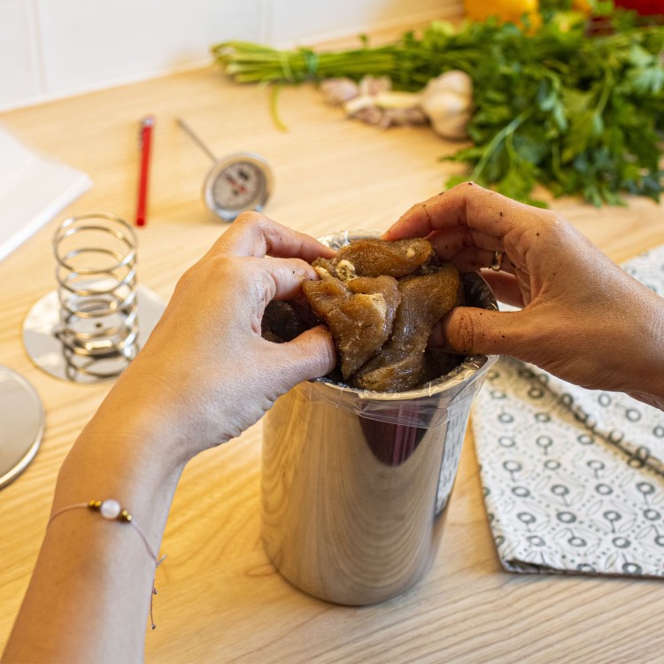 Zakładanie woreczka foliowego do szynkowaru 1,5 kg.