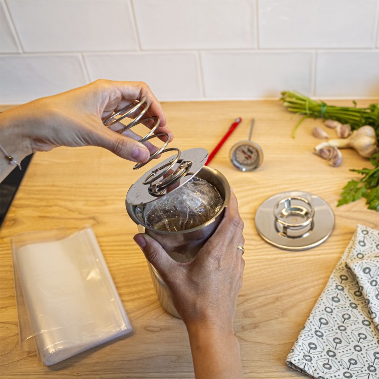 Zamykanie szynkowaru, w którym znajduje się woreczek foliowy BROWIN